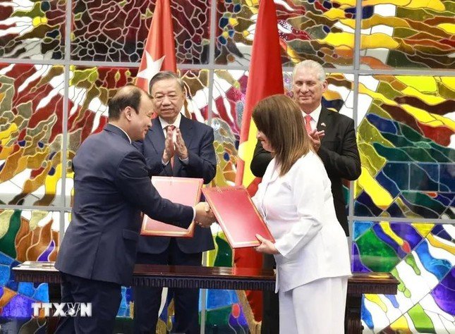 Tổng Bí thư, Chủ tịch nước Tô Lâm và Bí thư thứ nhất Đảng Cộng sản Cuba, Chủ tịch Cuba Miguel Diaz Canel Bermudez chứng kiến Lễ ký kết văn kiện hợp tác giữ a Tạp chí Cộng sản với Tạp chí Cuba Xã hội chủ nghĩa. (Ảnh: Lâm Khánh/TTXVN)
