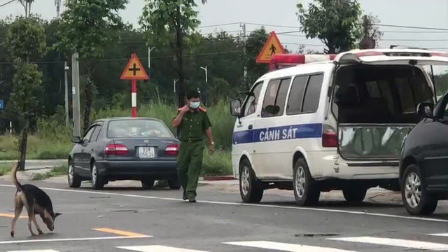 Công an đang khám nghiệm hiện trường để điều tra về cái chết thương tâm của nạn nhân