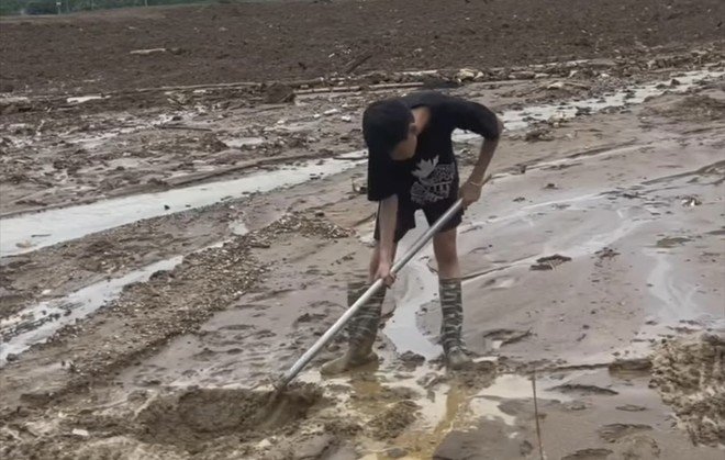 Hàng ngày, cháu Hoàng Văn Phúc vẫn theo chân lực lượng chức năng đi tìm mẹ