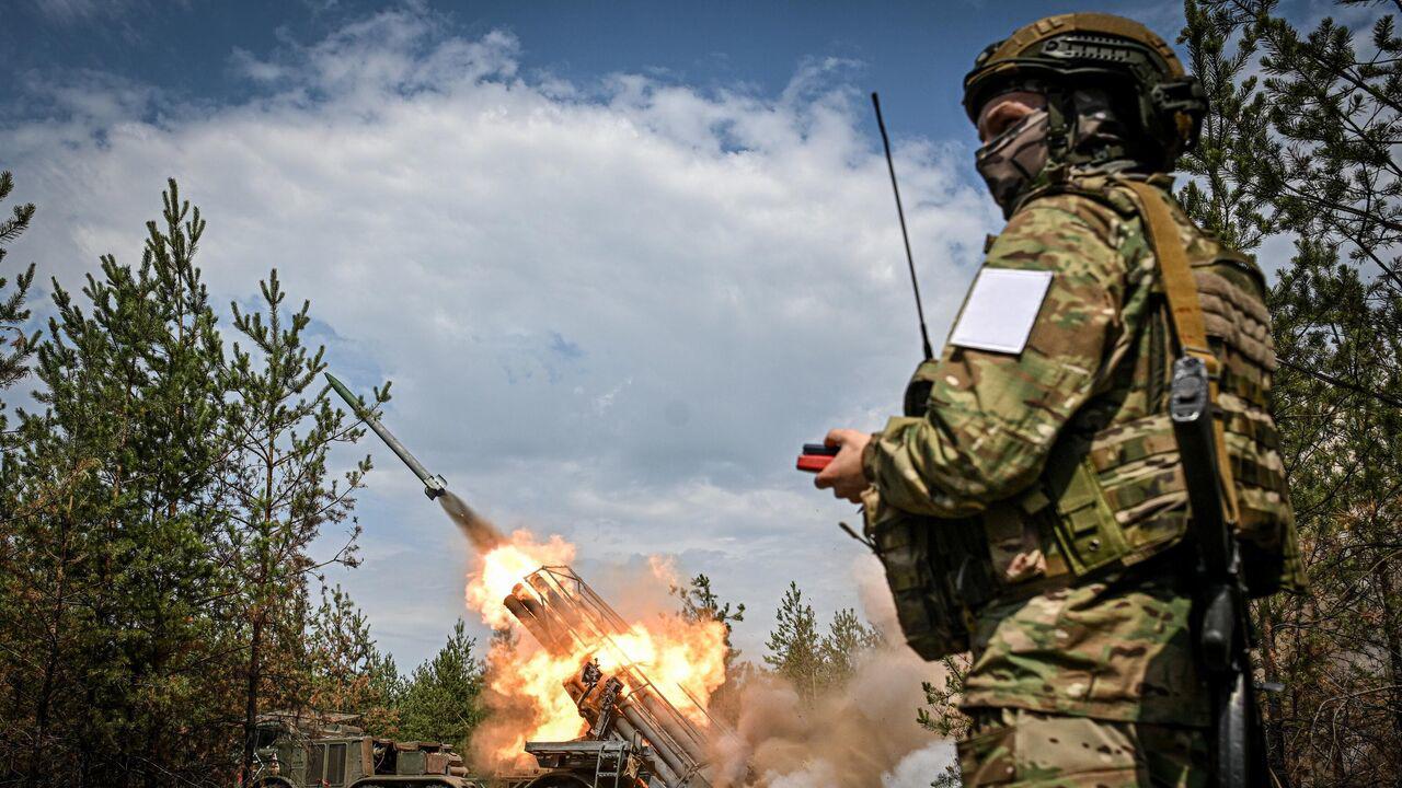 Binh sĩ Nga kích hoạt hệ thống pháo phản lực trong giao tranh ở Ukraine. Ảnh: RIA Novosti.