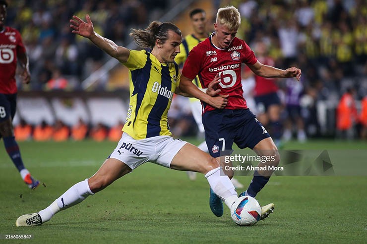 Fenerbahce (áo vàng) thi đấu lấn lướt