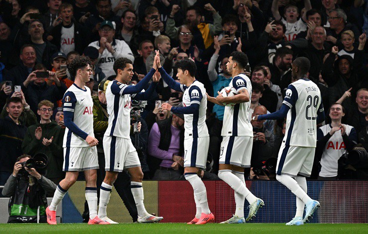 Tottenham thắng đậm Qarabag dù chơi thiếu người trong phần lớn thời gian trận đấu