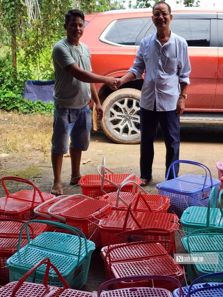 Ông Dương Xuân Trung (đeo kính bên phải) đã xuất lứa giống đầu tiên cho anh Nguyễn Văn Vương (ngụ phường Uyên Hưng, Tp.Tân Uyên, tỉnh Bình Dương).