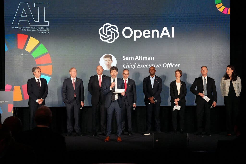 Giám đốc điều hành của OpenAI, Sam Altman, đang phát biểu trong vòng gọi vốn có thể định giá công ty khởi nghiệp này ở mức 150 tỷ USD