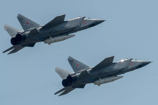 Máy bay chiến đấu MiG-31 mang theo tên lửa đạn đạo siêu thanh Kinzhal. (Ảnh: Sputnik)