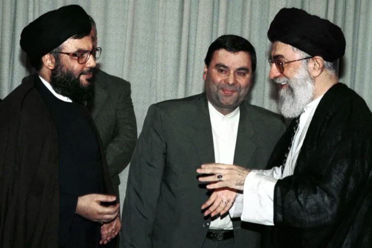 Giáo chủ Iran Khamenei (phải) từng gặp thủ lĩnh Hezbollah Hassan Nasrallah ở thủ đô Tehran vào năm 2000. Ảnh: AFP.