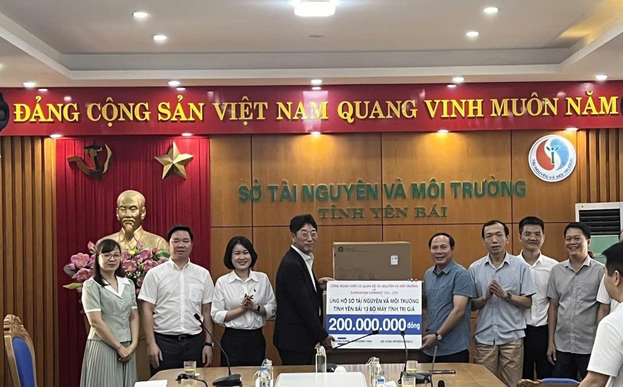 Thay mặt đoàn Công ty Xi măng Sungshin, Ông MIN SEONG HWAN – Tổng giám đốc công ty TNHH Sungshin vina tại Việt Nam đại diện trao quà cho Tỉnh Yên Bái. 