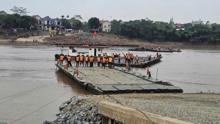 Hơn 200 cán bộ, chiến sĩ và gần 90 phương tiện các loại thực hiện nhiệm vụ lắp cầu