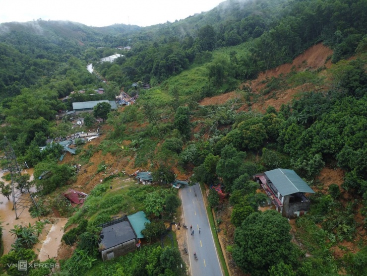 Khoảng 10h, đất đá từ taluy dương trên Quốc lộ 2 đoạn qua xã Việt Vinh, huyện Bắc Quang, sạt xuống vùi lấp khu dân cư và mặt đường.