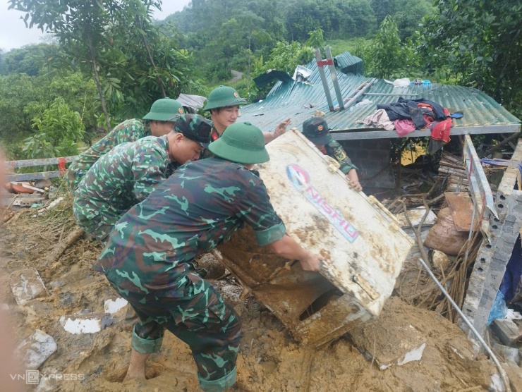 Ban Chỉ huy quân sự huyện Bắc Quang đã huy động 19 cán bộ, chiến sỹ và 40 dân quân tự vệ tham gia cứu hộ cứu nạn.