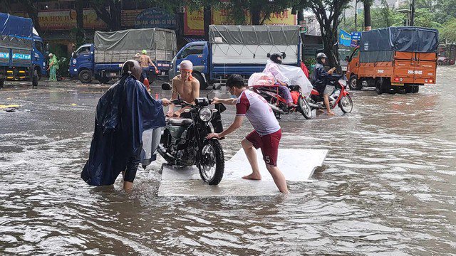 Hôm nay miền Bắc bắt đầu mưa dông, nguy cơ cao ngập úng.