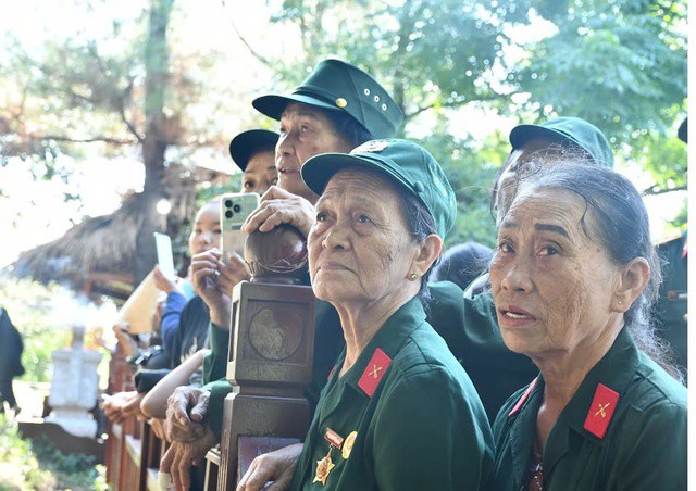 Hình ảnh xúc động tại Lễ an táng phu nhân Đại tướng Võ Nguyên Giáp tại Vũng Chùa - Đảo Yến - 7