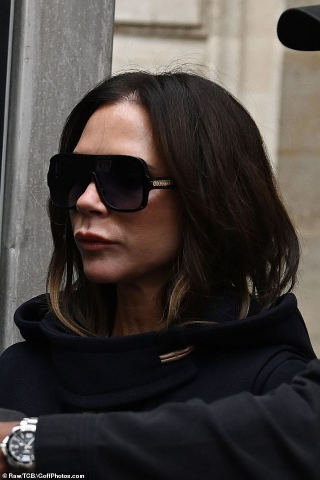 Buổi sáng cùng ngày, Victoria Beckham xuất hiện với phong cách đơn giản. Kính mát là phụ kiện không thể thiếu của bà Beck, giúp nhà thiết kế trông ấn tượng mỗi khi xuất hiện.