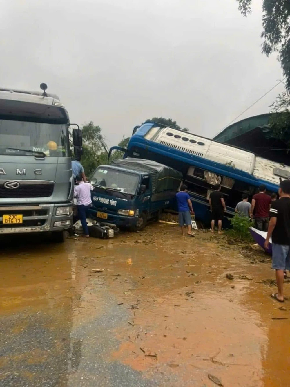 Các phương tiện khi đang lưu thông bị đất đá đẩy xuống dưới. Ảnh CTV