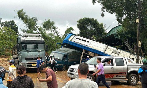 Vụ sạt lở đã đẩy nhiều ô tô đang lưu thông trên đường va chạm vào&nbsp;nhau, hư hỏng