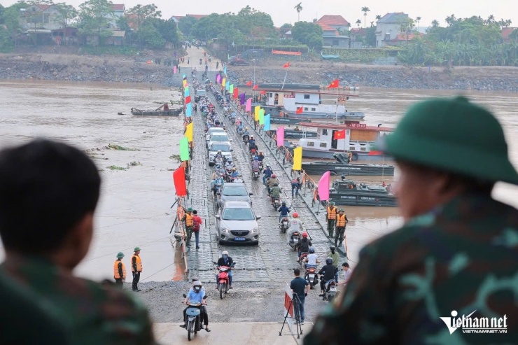 Việc di chuyển của người dân được giám sát, đảm bảo an toàn bởi lực lượng quân đội. Ảnh: Đức Hoàng