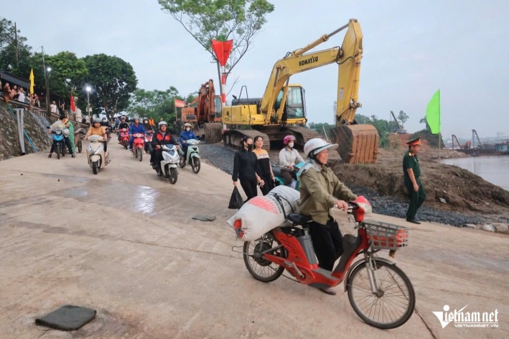 Dòng phương tiện xuống cầu phao từ phía bờ thuộc huyện Tam Nông. Ảnh: Đức Hoàng