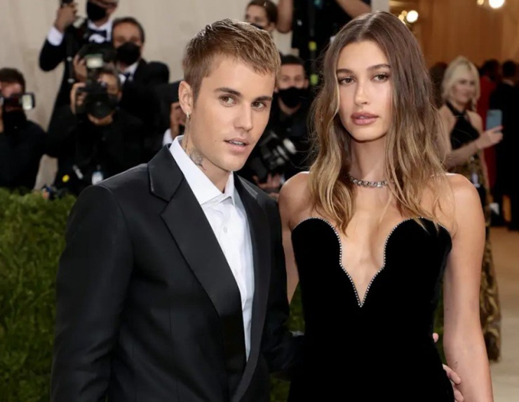 Justin Bieber kết hôn với Hailey Bieber.