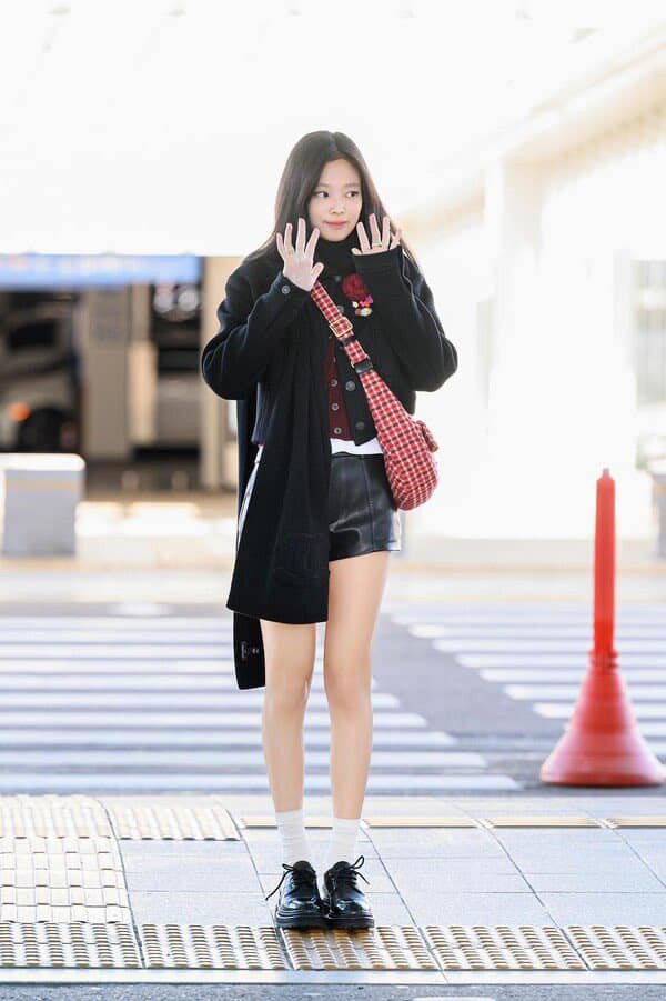 Jennie BLACKPINK diện trang phục hơn nửa tỷ đồng ra sân bay tới dự Paris Fashion Week - 1