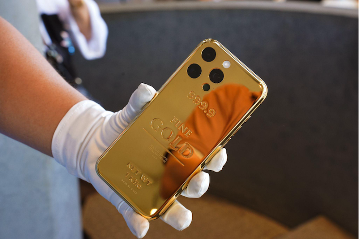 Hands-on with the 999 gold bar iPhone 16 Pro Max in Vietnam - 2