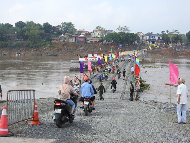 90 phút thông xe, cầu phao Phong Châu đón hơn 10.000 lượt phương tiện lưu thông - 6