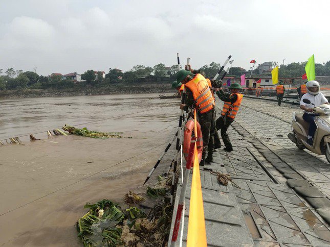 90 phút thông xe, cầu phao Phong Châu đón hơn 10.000 lượt phương tiện lưu thông - 9