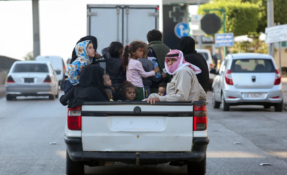 Người dân di tản trên một chiếc xe bán tải ở Beirut (Lebanon). Ảnh: REUTERS