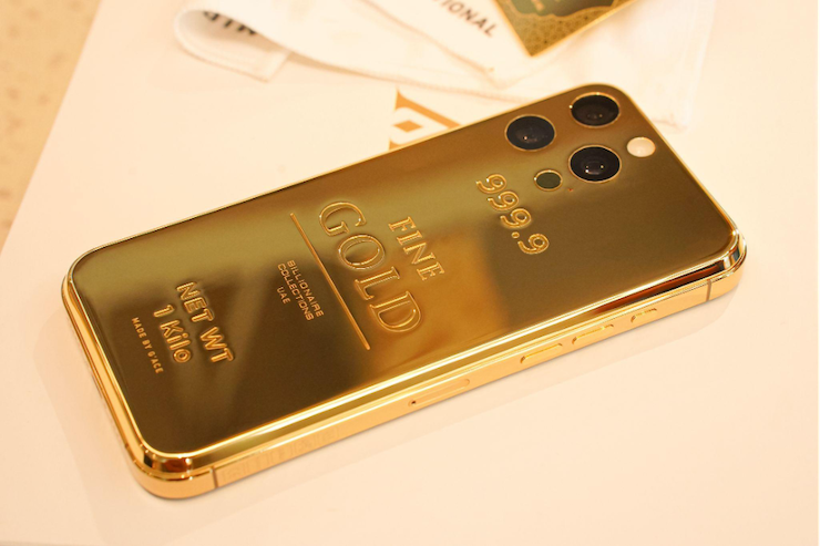 Hands-on with the 999 gold bar iPhone 16 Pro Max in Vietnam - 3