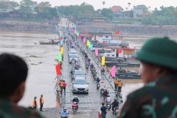 Ngày đầu tiên người dân đi qua cầu phao Phong Châu