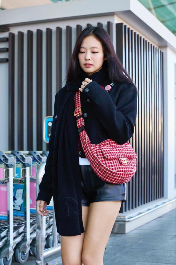 Jennie BLACKPINK diện trang phục hơn nửa tỷ đồng ra sân bay tới dự Paris Fashion Week - 3