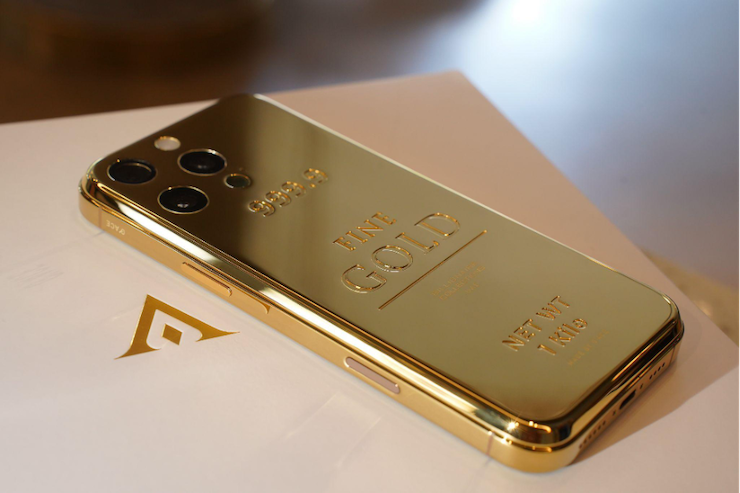 Gold-plated iPhone 16 Pro Max appears for the first time in Vietnam.