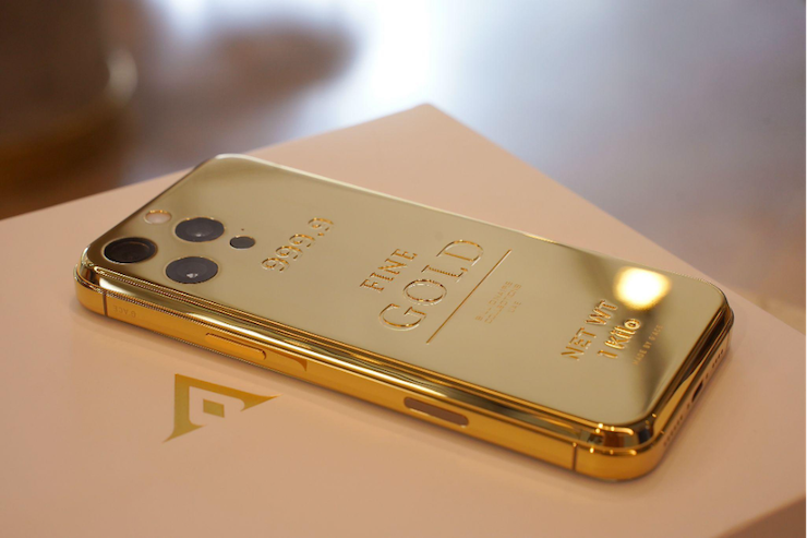 Hands-on with the 999 gold bar iPhone 16 Pro Max in Vietnam - 4