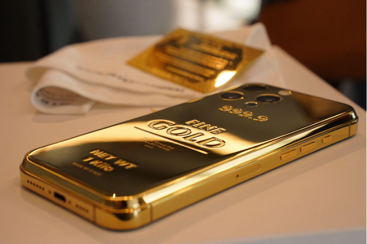 Hands-on with the 999 gold bar iPhone 16 Pro Max in Vietnam - 5