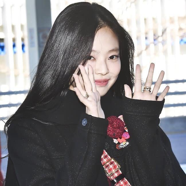 Jennie BLACKPINK diện trang phục hơn nửa tỷ đồng ra sân bay tới dự Paris Fashion Week - 6