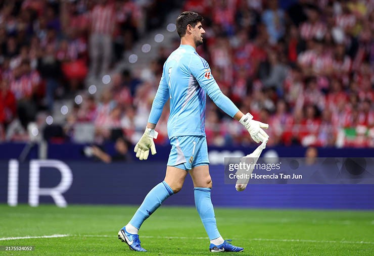 Thủ môn Courtois phải nhận không ít "vật thể lạ"