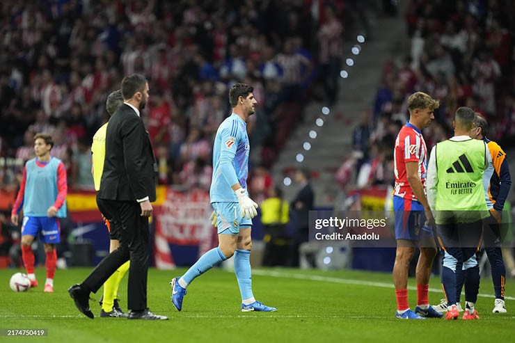 Derby Madrid nóng lửa thù địch: Courtois bị ném chất thải, phải hoãn 15 phút - 3