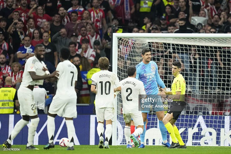 Derby Madrid nóng lửa thù địch: Courtois bị ném chất thải, phải hoãn 15 phút - 5