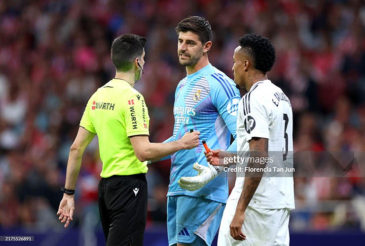 Derby Madrid nóng lửa thù địch: Courtois bị ném chất thải, phải hoãn 15 phút - 6