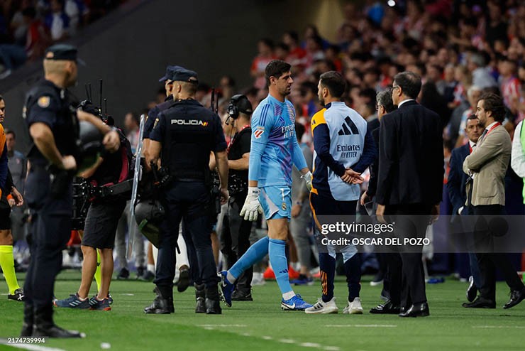 Derby Madrid nóng lửa thù địch: Courtois bị ném chất thải, phải hoãn 15 phút - 8