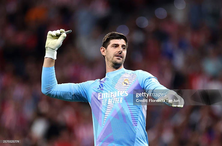 Derby Madrid nóng lửa thù địch: Courtois bị ném chất thải, phải hoãn 15 phút - 9