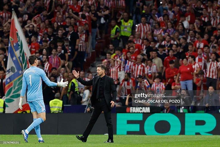 Derby Madrid nóng lửa thù địch: Courtois bị ném chất thải, phải hoãn 15 phút - 10