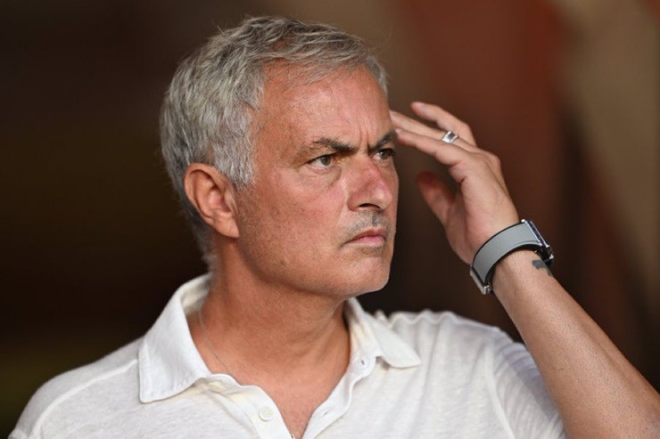 HLV Mourinho tiếp tục có hành động gây tranh cãi