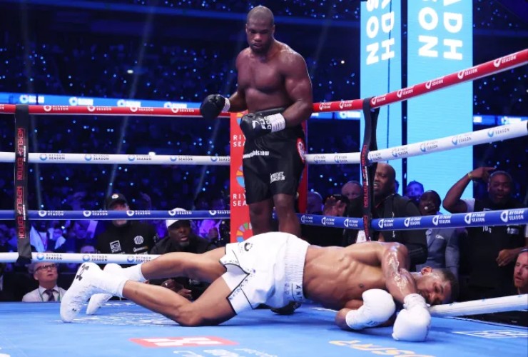 Joshua (quần trắng) không từ bỏ sau khi dính cú knock-out trước Dubois