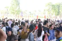 Biển người đổ về Đông Anh