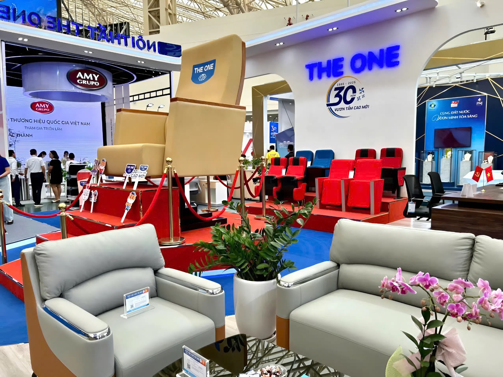Gian hàng The One được đầu tư chỉn chu như một showroom thu nhỏ.