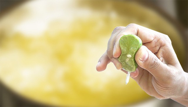 Khi ăn rau lang nên vắt thêm vài giọt chanh tốt cho sức khỏe hơn.