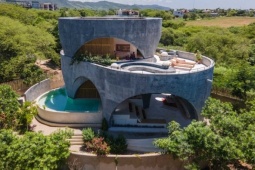 Bất ngờ bên trong ngôi nhà toàn bê tông thô cứng