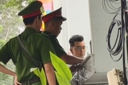 Ca sĩ Ưng Hoàng Phúc xuất hiện tại trụ sở Công an TP.HCM