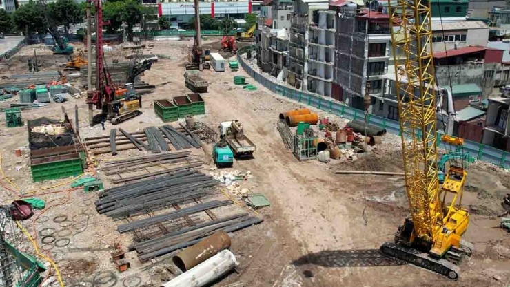 Toàn cảnh loạt trụ cầu Trần Hưng Đạo dần hiện hữu trên sông Hồng