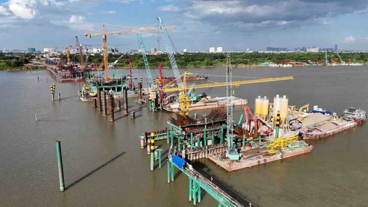Cầu chính vượt sông Hồng chiều dài khoảng 870 m, mặt cắt ngang 43 m, đáp ứng quy mô 6 làn xe cơ giới, 2 làn xe đạp và 2 làn dành cho người đi bộ. Kết cấu cầu chính sử dụng dạng vòm thép với các nhịp liên tục tạo hình mang biểu tượng vô cực